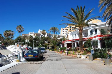 Limandaki lüks tekne ve restoranlar, Cabopino, Marbella, İspanya.