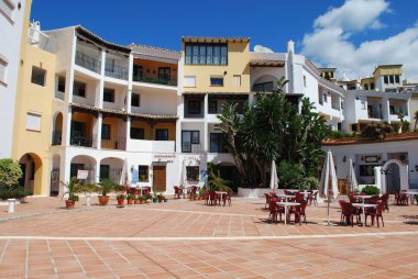 Barlar ve restoranların arkasında apartmanlar, Cabopino, Marbella, İspanya.