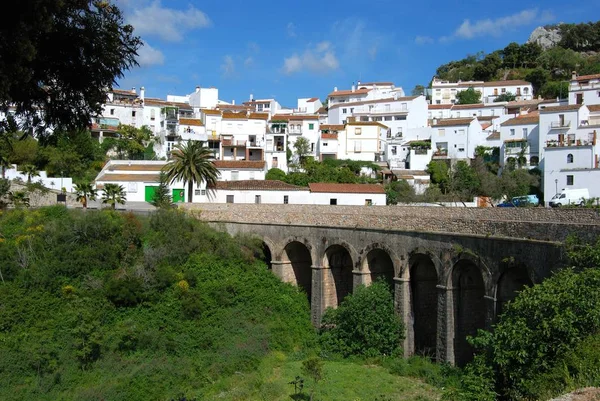 View of the white town with an arched bridge in the foreground, Gaucin, Spain. — Stock Photo, Image