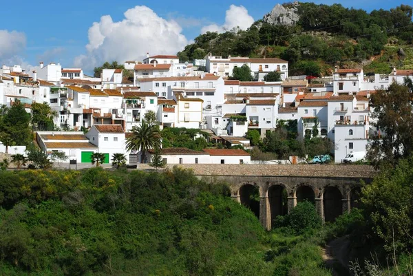 Vista de la ciudad blanca con un puente arqueado en primer plano, Gacín, España . —  Fotos de Stock