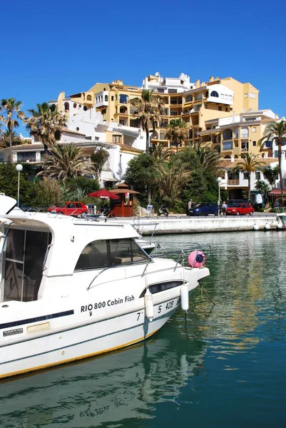 Barche di lusso ormeggiate nel porto con ristoranti e appartamenti sul retro, Cabopino, Marbella, Spagna . — Foto Stock