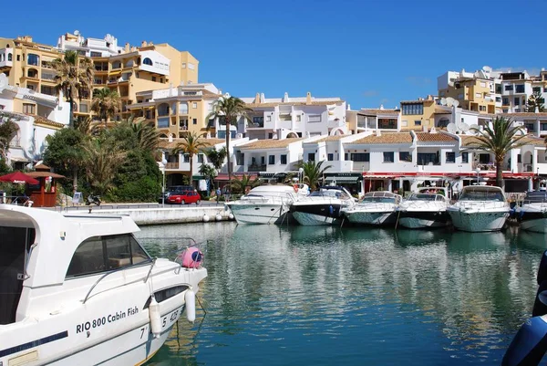 リア、カボフィーノ、マルベージャ、スペインのレストランやアパートで港に係留された豪華なボート. — ストック写真