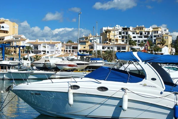 Barche di lusso ormeggiate nel porto con ristoranti e appartamenti sul retro, Cabopino, Marbella, Spagna . — Foto Stock
