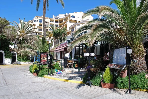 Restaurantes ao longo do cais no porto, Cabopino, Marbella, Espanha . — Fotografia de Stock