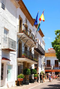 Arkasında asfalt kafe olan Orange Meydanı 'ndaki belediye binası manzarası, Marbella, İspanya.