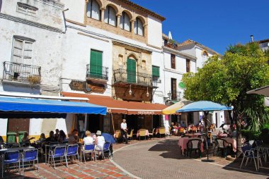 Portakal Meydanı, Marbella, İspanya 'daki kaldırım kafelerinde dinlenen turistler.