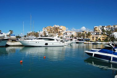 Limanda demirlemiş lüks tekneler restoranlar ve daireler arkada, Cabopino, Marbella, İspanya.