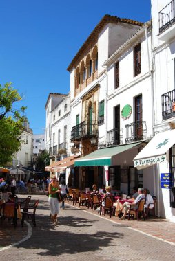 Portakal Meydanı, Marbella, İspanya 'daki kaldırım kafelerinde dinlenen turistler.