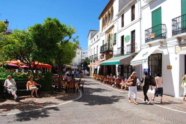 Туристи відпочивають у тротуарі на Помаранчевій площі (Марбелья, Іспанія).. — стокове фото