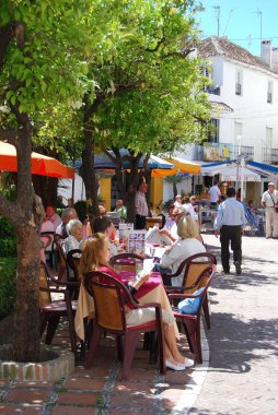 Portakal Meydanı, Marbella, İspanya 'daki kaldırım kafelerinde dinlenen turistler.