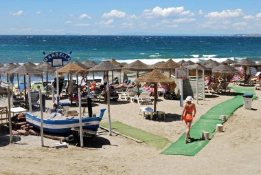 Akdeniz manzaralı Daitona sahillerinde dinlenen turistler, Marbella, İspanya.