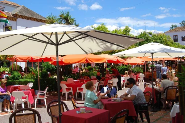 Turistas relajándose en cafeterías en Orange Square, Marbella, España . — Foto de Stock