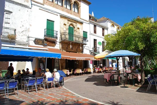 Turistas relajándose en cafeterías en Orange Square, Marbella, España . — Foto de Stock