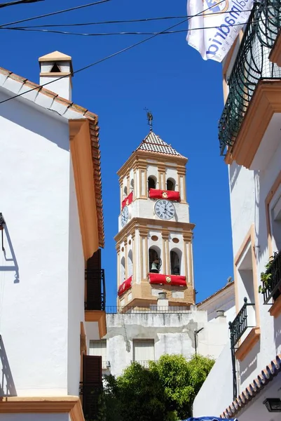 Вид на годинникову вежу церкви Санта Марія, Марбелла, Іспанія.. — стокове фото