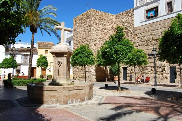 Fontana di pietra in Piazza della Chiesa con il muro del castello sul retro, Marbella, Spagna . — Foto Stock