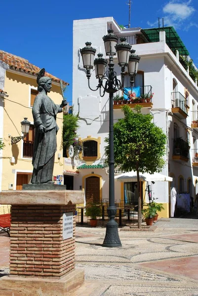 Staty av Saint Bernard på Church Square, Marbella, Spanien. — Stockfoto