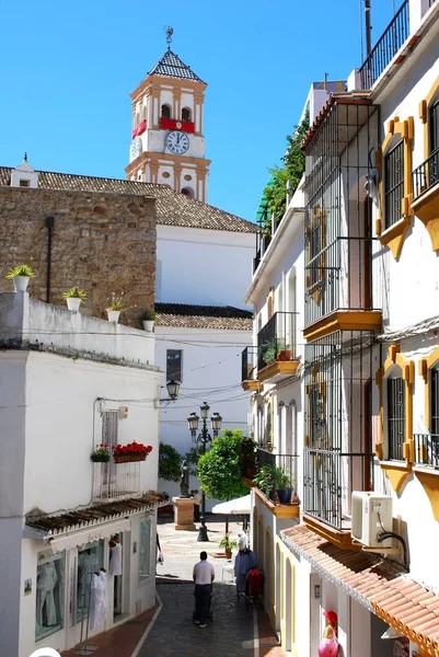 Vista a lo largo de una calle del casco antiguo hacia la iglesia de Santa Maria, Marbella, España . —  Fotos de Stock