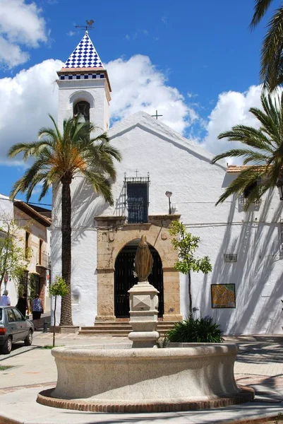 Vista de la iglesia de Santo Christo en el casco antiguo, Marbella, España . — Foto de Stock