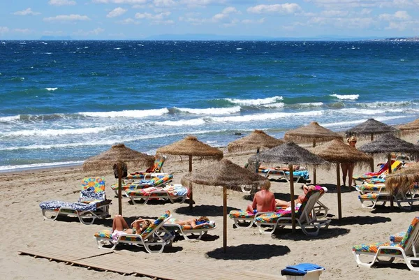 Turyści relaksujący się na plaży Daitona z widokiem na Morze Śródziemne, Marbella, Hiszpania. — Zdjęcie stockowe