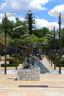 Avenida del Mar boyunca Salvador Dali heykelleri, Marbella, İspanya.