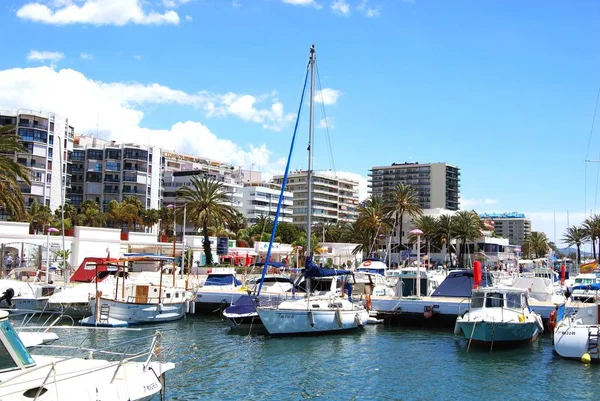 Barcos y yates amarrados en el puerto deportivo, Marbella, España . — Foto de Stock
