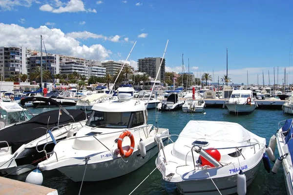 Lodě a jachty zakotvené ve sportovním přístavu, Marbella, Španělsko. — Stock fotografie