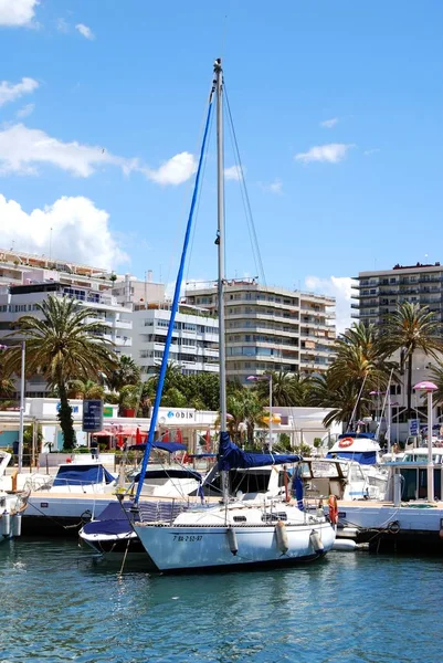 Barche e yacht ormeggiati nel porto sportivo, Marbella, Spagna . — Foto Stock