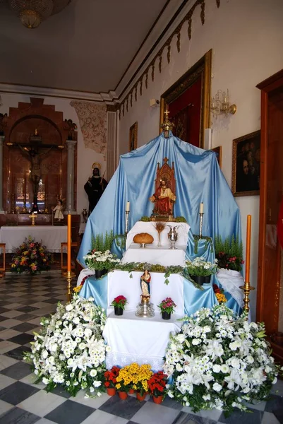 Santuario dentro de la iglesia de Santiago en Orange Square, Marbella, España . — Foto de Stock