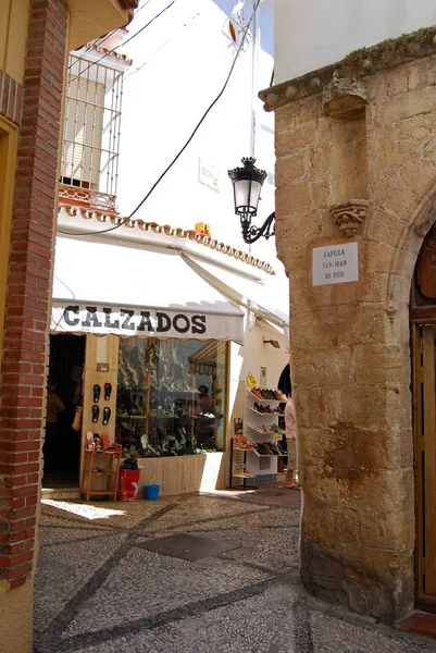Old town street with a shoe shop and the San Juan de Dios chapel, Marbella, Spagna . — Foto Stock