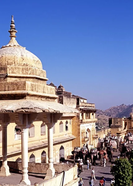Vista elevada de los edificios del Fuerte Ámbar y con vistas hacia las montañas con un arco abovedado en primer plano, Amer, India . — Foto de Stock