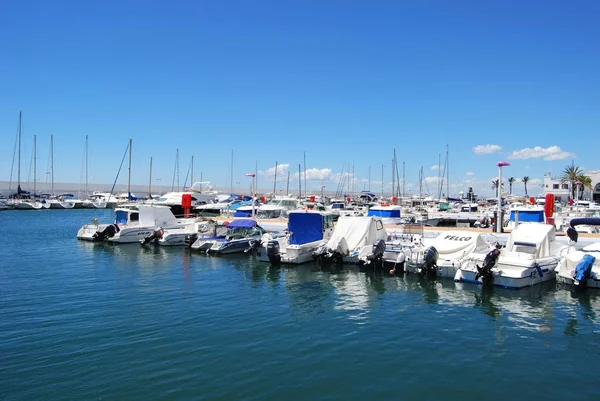 Motorové lodě a jachty zakotvené ve sportovním přístavu, Marbella, Španělsko. — Stock fotografie