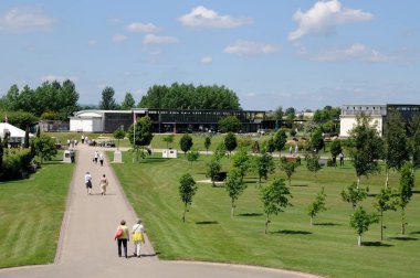 Resepsiyon merkezi ile Silahlı Kuvvetler Anıtı, Ulusal Anıt Bahçesi, Alrewas, Uk arasındaki yürüyüş yolu...