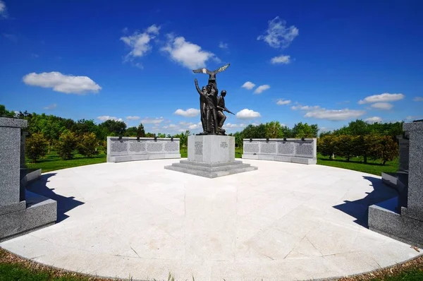 Пам'ятник польським військовим кампаніям, Національний меморіальний арборетум, Альревас, Ук. — стокове фото