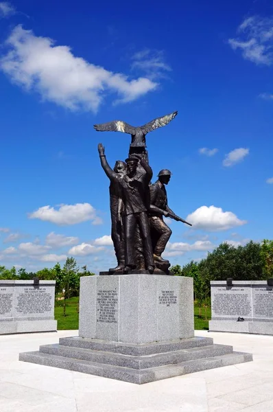 Пам'ятник польським військовим кампаніям, Національний меморіальний арборетум, Альревас, Ук. — стокове фото