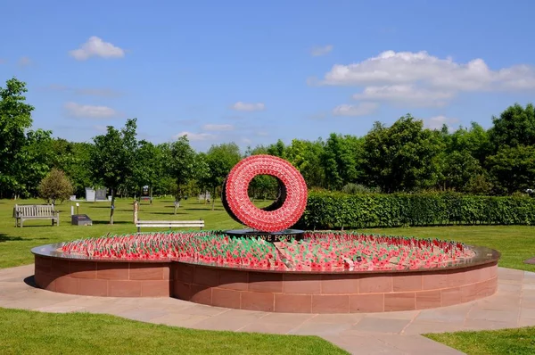 The Never Forget Poppy Memorial and garden, National Memorial Arboretum, Alrewas, Reino Unido . — Foto de Stock