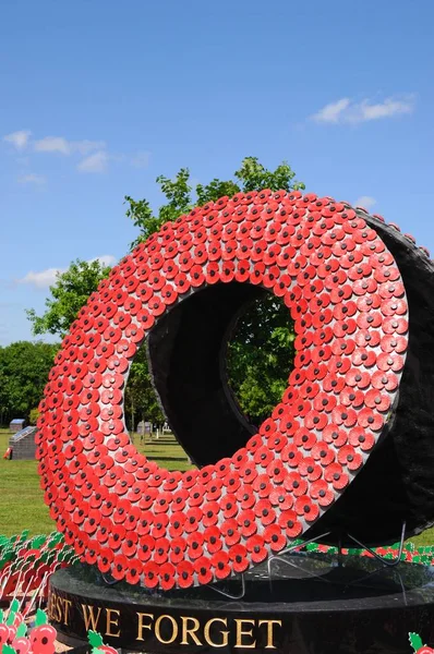 The Never forget Poppy Memorial, National Memorial Arboretum, Alrewas, Uk. — 图库照片