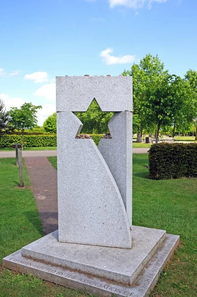 Мемориальный камень бывшим евреям, Национальный мемориал Arboretum, Альреас, Великобритания . — стоковое фото