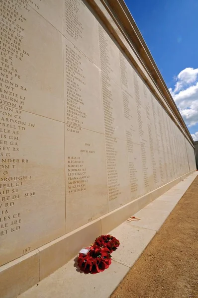 Mur av namn i den inre kretsen av Försvarsmaktens Memorial, National Memorial Arboretum, Alrewas, Storbritannien. — Stockfoto