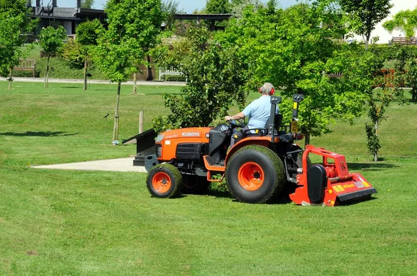 Una cortadora de césped Kubota B3030 cortando la hierba, National Memorial Arboretum, Alrewas, Reino Unido . —  Fotos de Stock