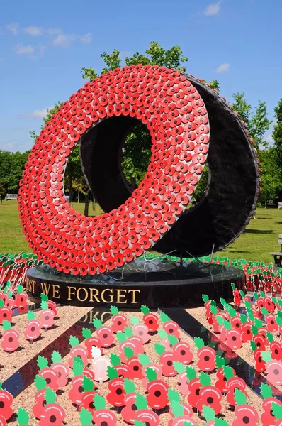 Glöm aldrig Poppy Memorial and Garden, National Memorial Arboretum, Alrewas, Storbritannien. — Stockfoto