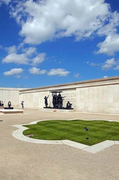 Alrewas, Uk, National Memorial Arboretum,武装部队纪念馆内圈的士兵雕像和死者名单墙. — 图库照片