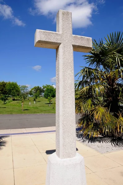 Cruz de Pedra Branca no Arboreto Memorial Nacional, Alrewas, Reino Unido . — Fotografia de Stock