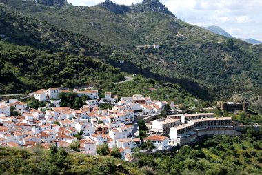 Beyaz kasaba ve dağların manzarası yükseldi, Benadalid, İspanya.