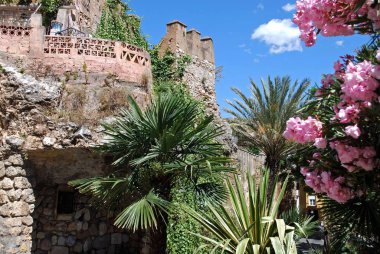 Kale duvarı ve siperler görünüyor, Marbella, İspanya.