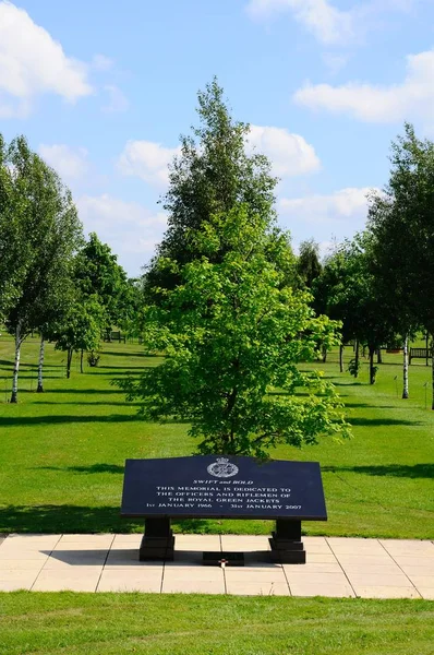 Memorial dedicado a los oficiales y fusileros de las chaquetas verdes reales, National Memorial Arboretum, Alrewas, Reino Unido . — Foto de Stock