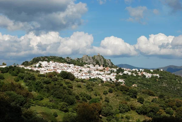 Vista da cidade branca com o castelo e as montanhas para trás, Gaucin, Espanha . — Fotografia de Stock
