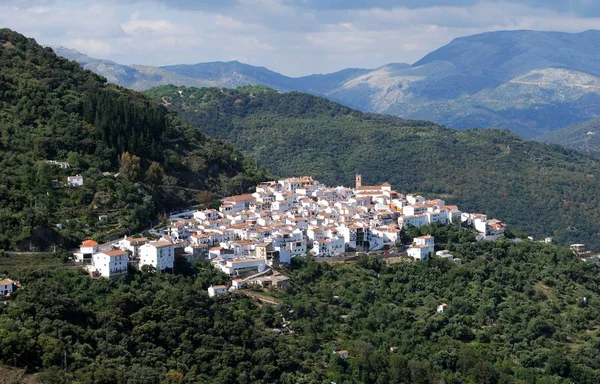 Vista elevada de la ciudad blanca y las montañas, Algatocin, España . —  Fotos de Stock