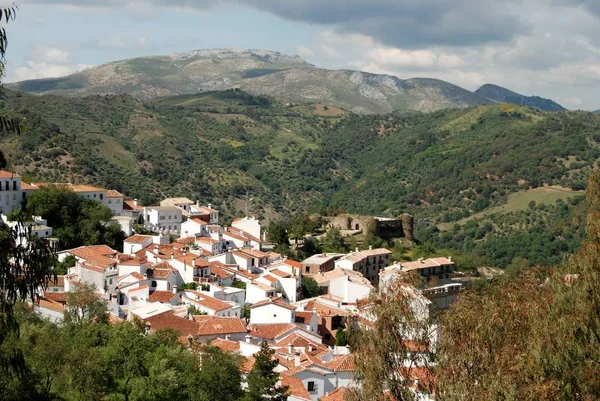 Vista elevada da cidade e do castelo nas montanhas, Benadalid, Espanha . — Fotografia de Stock