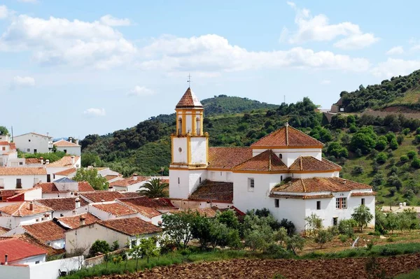 Vista da cidade branca e da igreja de San Roque com montanhas nas traseiras, Atajate, Espanha . — Fotografia de Stock