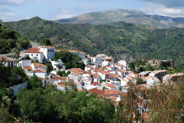 Vista elevata della città e del castello in montagna, Benadalid, Spagna . — Foto Stock